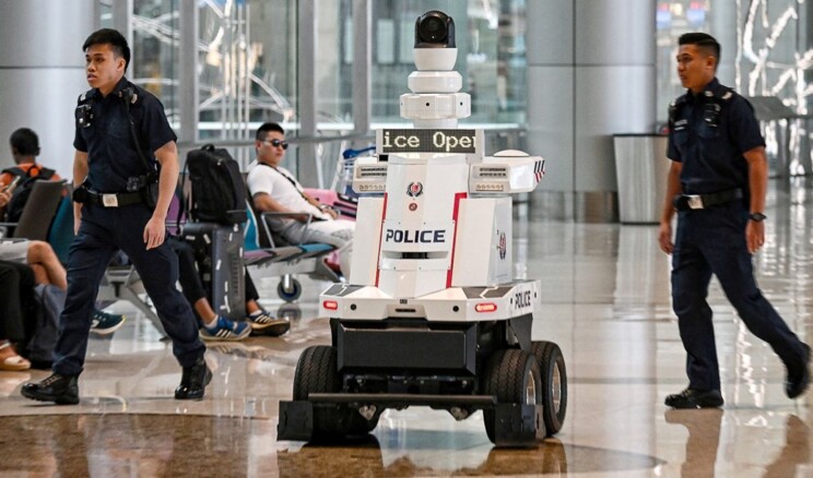 Havaalanında robot polis devriye atıyor: Singapur’dan bir ilk