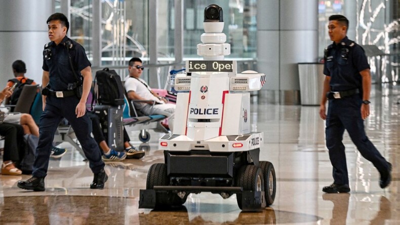 Havaalanında robot polis devriye atıyor: Singapur’dan bir ilk