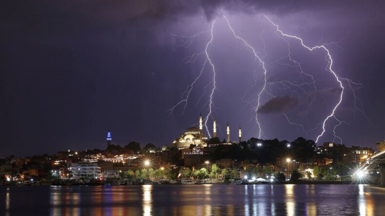 İstanbul’da şimşekler geceyi aydınlattı